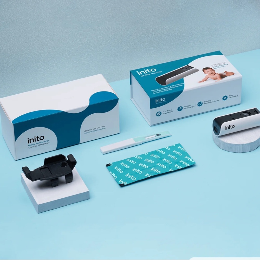 Inito Fertility Tracker iPhone 14 Pro with strips